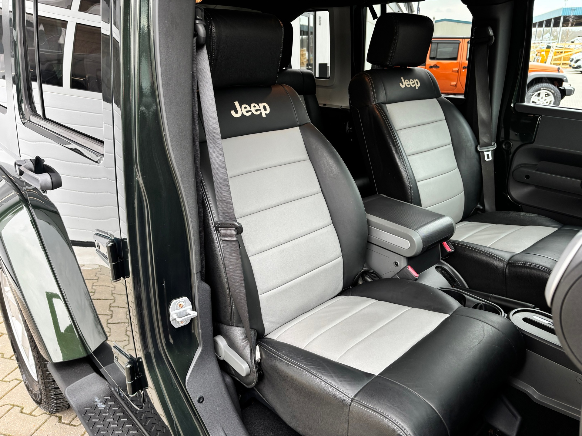 Jeep Wrangler 3.8 V6 Sahara | Youngtimer | 1ste eig | 49.000 km!! 51813621-1.jpg | Autobedrijf Van Schijndel