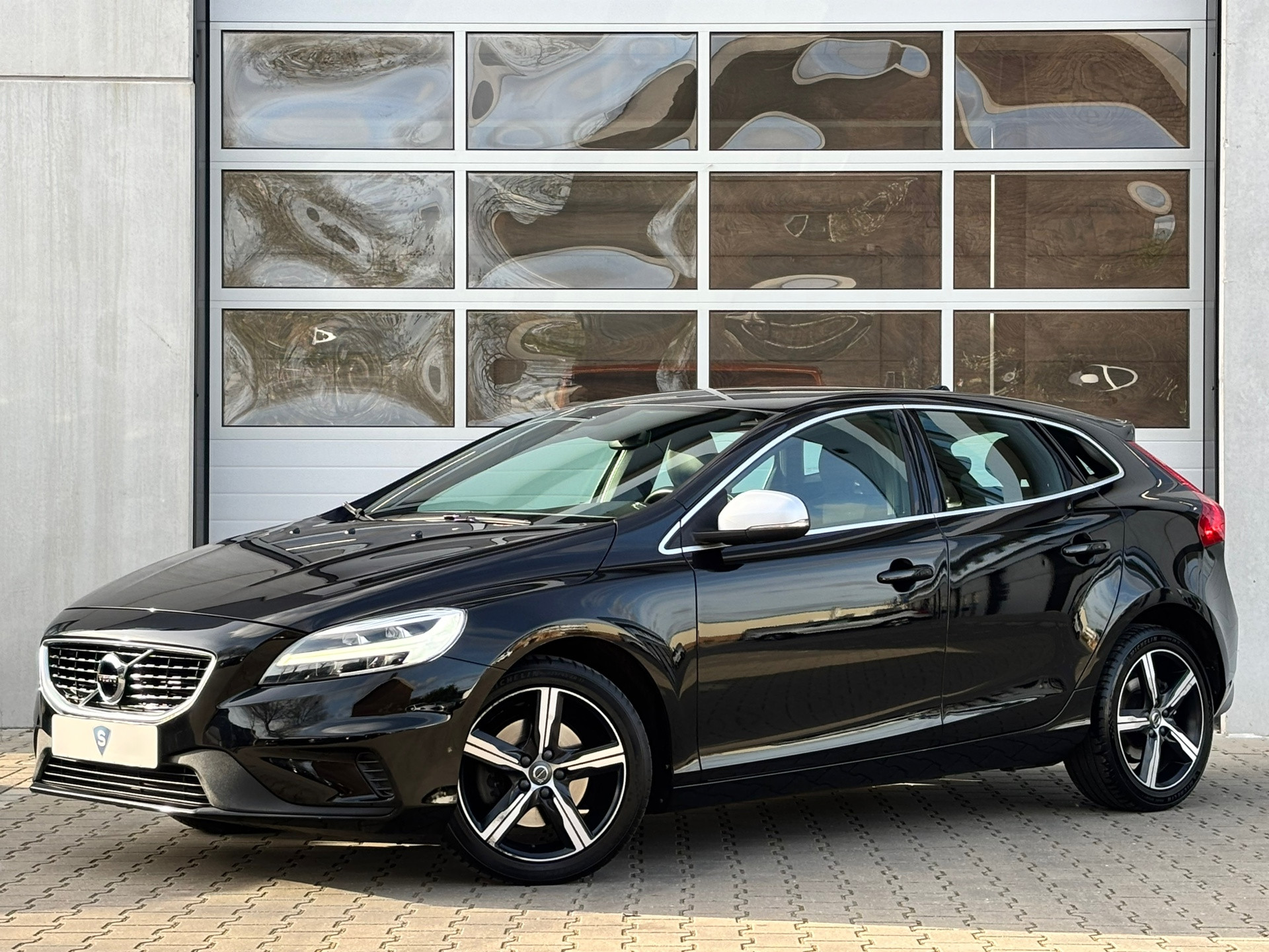Volvo V40 2.0 T4 R-Design ((GERESERVEERD)) 52050135-0.jpg | Autobedrijf Van Schijndel