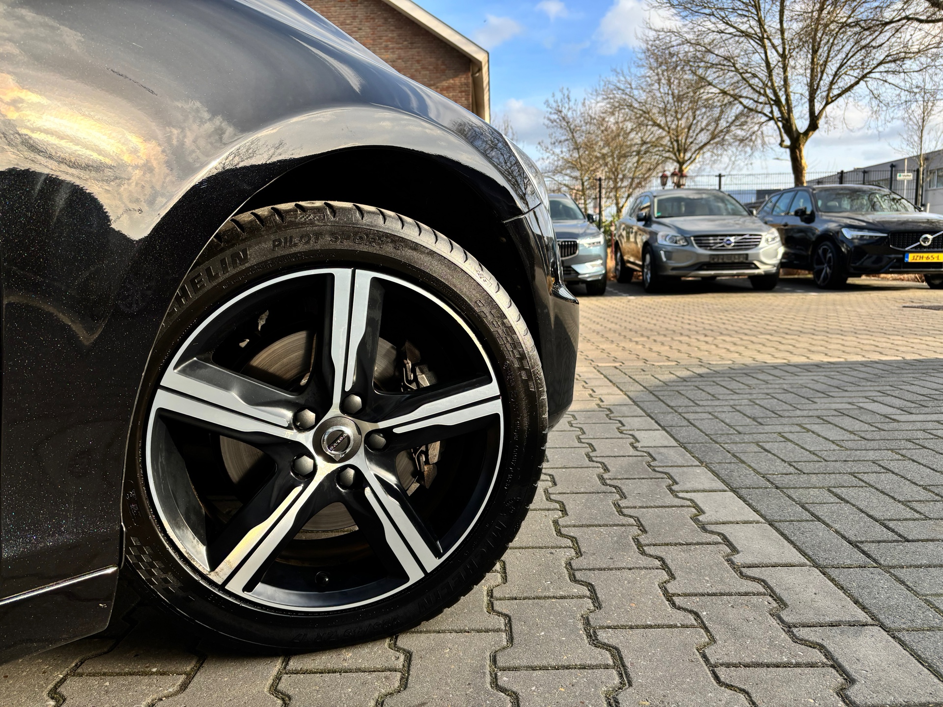 Volvo V40 2.0 T4 R-Design ((GERESERVEERD)) 52050135-1.jpg | Autobedrijf Van Schijndel