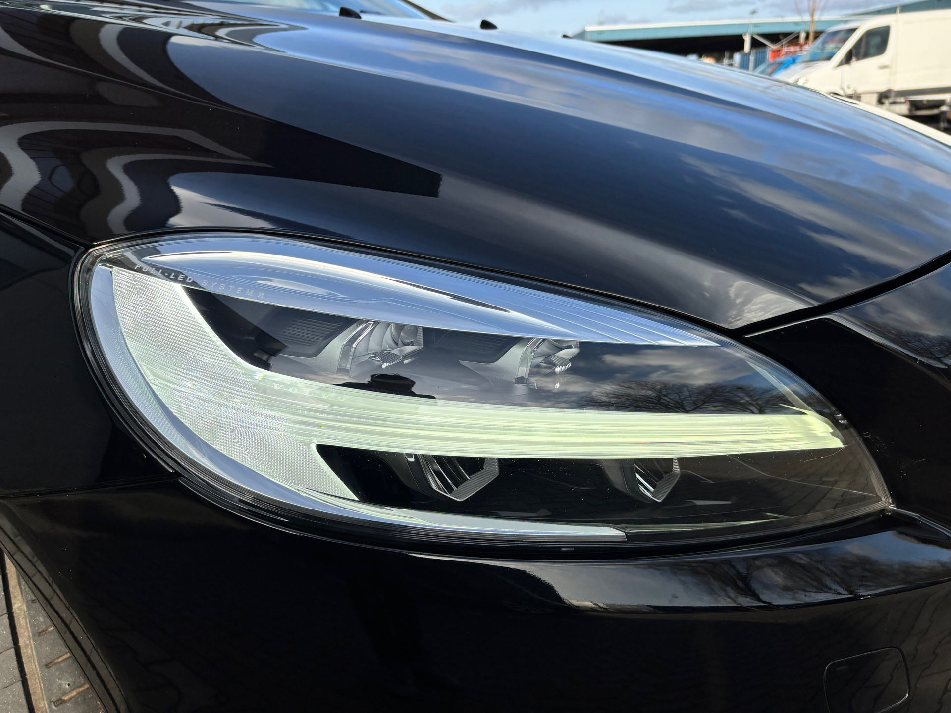 Volvo V40 2.0 T4 R-Design ((GERESERVEERD)) 52050135-2.jpg | Autobedrijf Van Schijndel