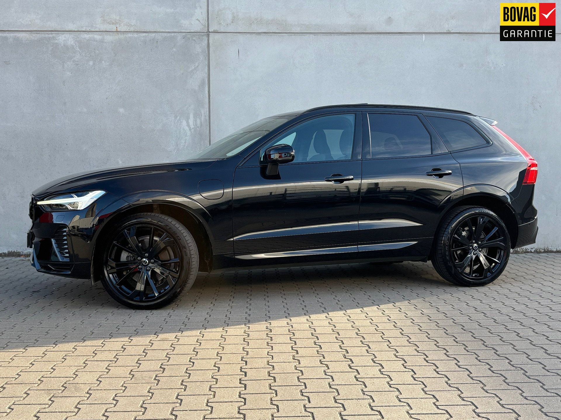 Volvo XC60 2.0 T8 Plug-in hybrid AWD Ultimate Black Edition | 12 maanden garantie 54683201-0.jpg | Autobedrijf Van Schijndel