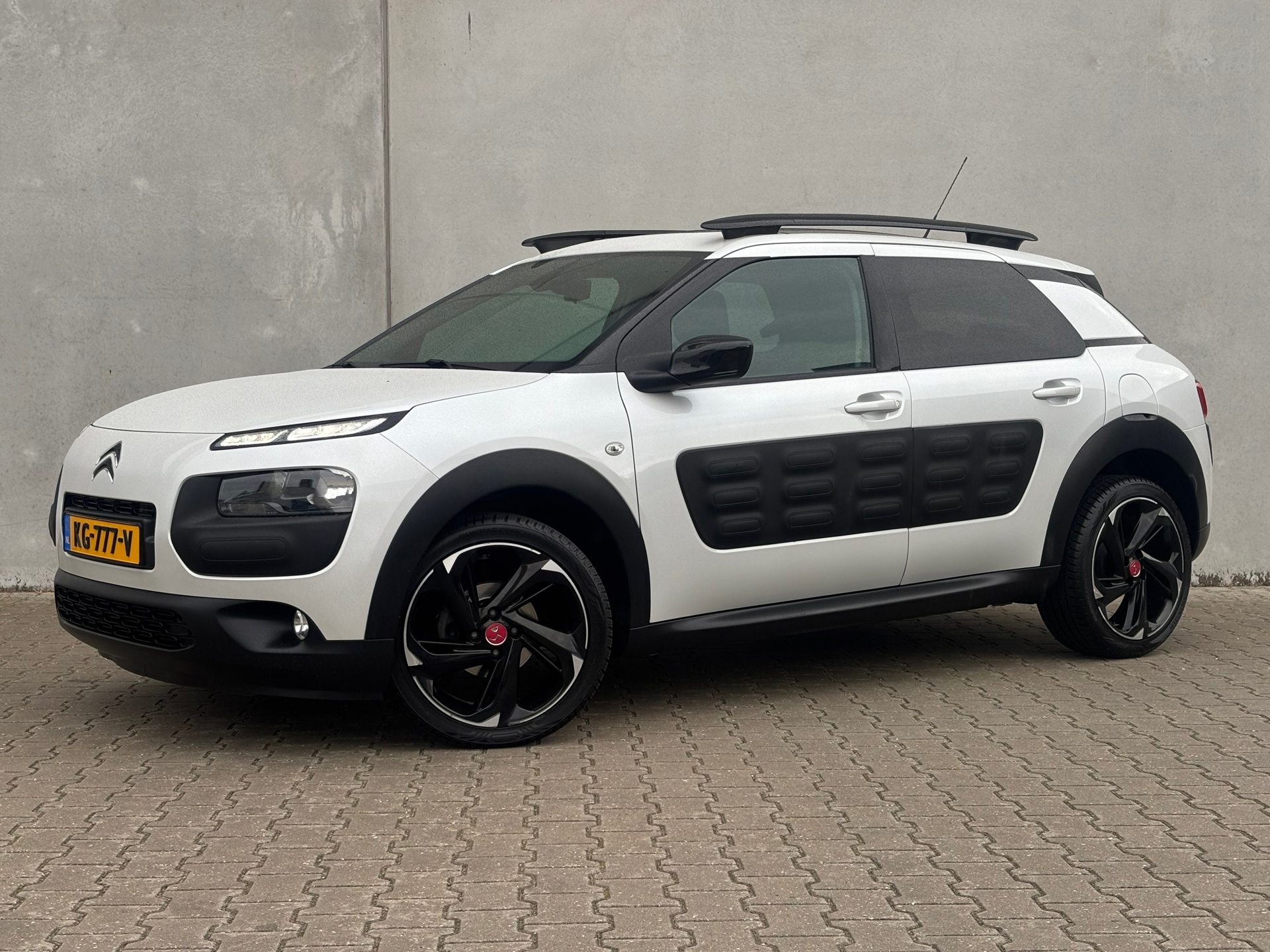 Citroën C4 Cactus 1.2 PureTech Shine Pano Navi 18inch 55095418-0.jpg | Autobedrijf Van Schijndel