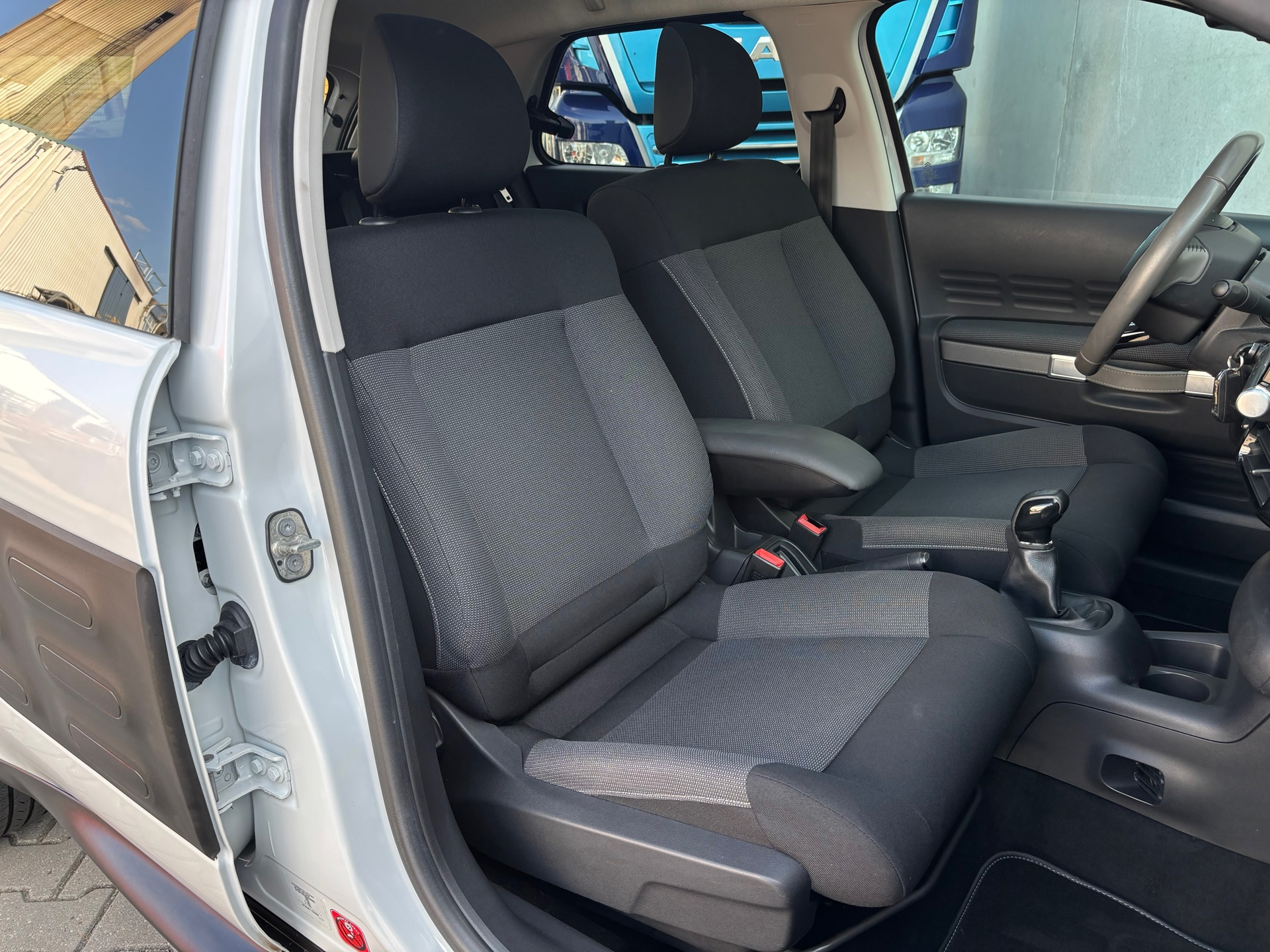 Citroën C4 Cactus 1.2 PureTech Shine Pano Navi 18inch 55095418-2.jpg | Autobedrijf Van Schijndel
